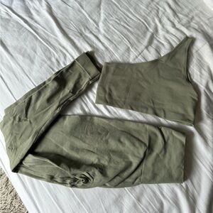 set active matcha workout set. odd the shoulder sports bra + leggings